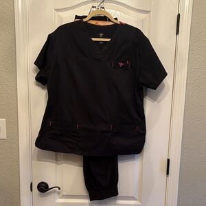 Medcouture women’s scrub set large